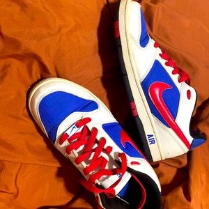 Women’s 8.5 Nike Air Sneaker